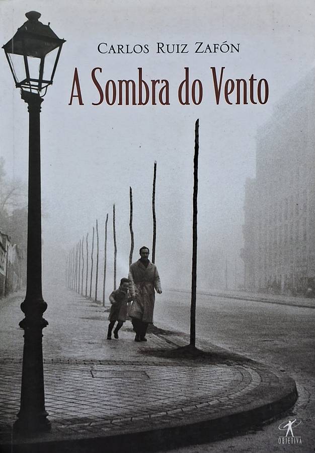 Livro A Sombra do Vento, de Carlos Ruiz Zafón, publicado pela Editora Objetiva. Romance de mistério, suspense e segredos na Barcelona do pós-guerra.
