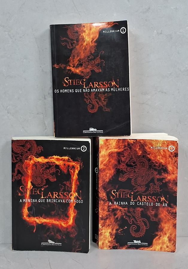 Série Millennium – Trilogia Completa em 3 Volumes, de Stieg Larsson, reúne os três primeiros livros de uma das mais aclamadas sagas de suspense policial.