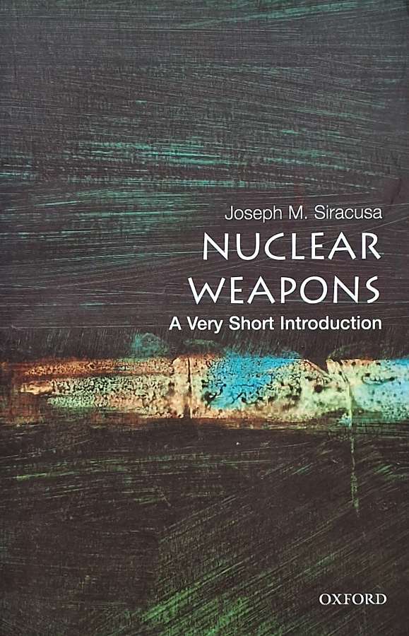 Livro Nuclear Weapons: A Very Short Introduction, de Joseph M. Siracusa. Livro usado sobre armas nucleares, Guerra Fria, dissuasão e política internacional.