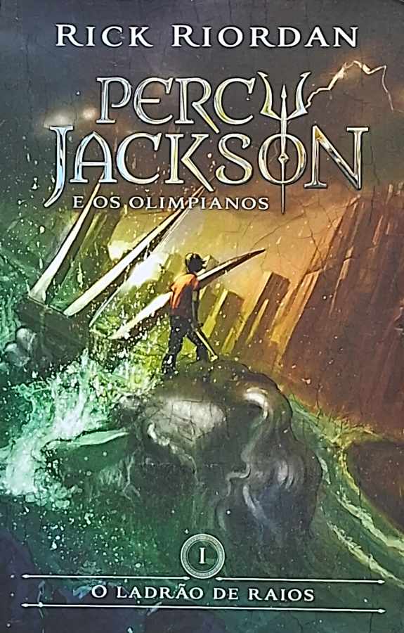 O Ladrão de Raios (Percy Jackson e os Olimpianos 1)   por Rick Riordan. 