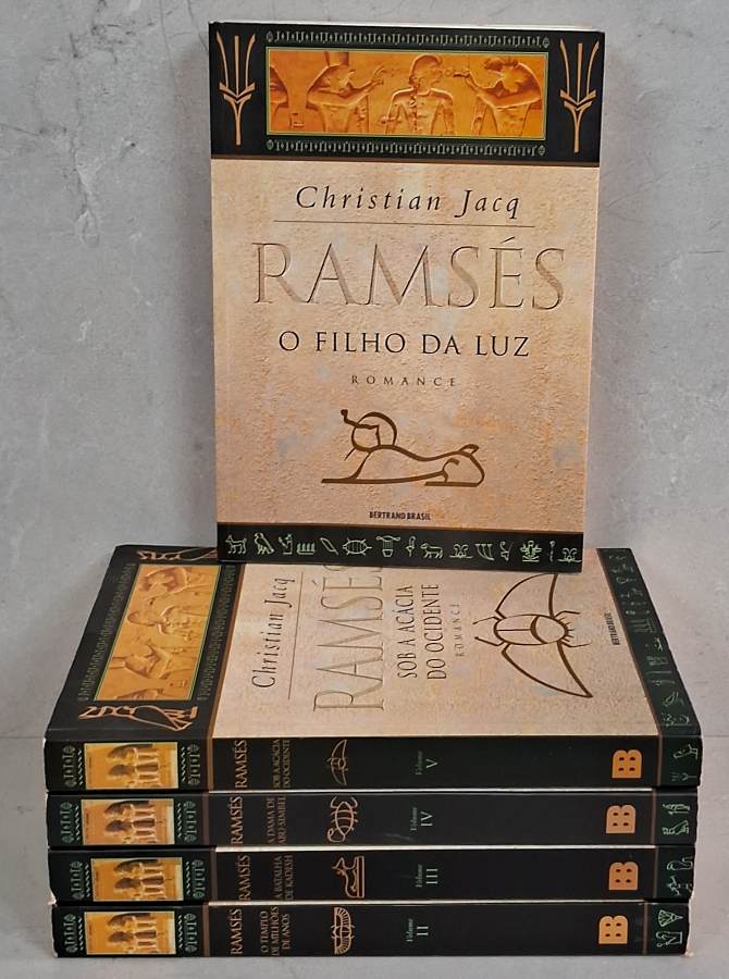 Série Ramsés, de Christian Jacq, completa em 5 volumes. Romance histórico sobre Ramsés II, Nefertari, o Egito Antigo e a Batalha de Kadesh.