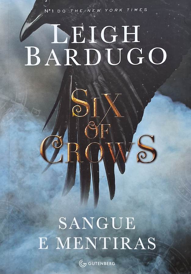 Livro Six of Crows: Sangue e Mentiras, de Leigh Bardugo. Fantasia juvenil com aventura, magia, ação, grandes assaltos e personagens marcantes.