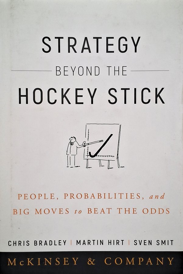 Livro Strategy Beyond the Hockey Stick, de Chris Bradley, Martin Hirt e Sven Smit.