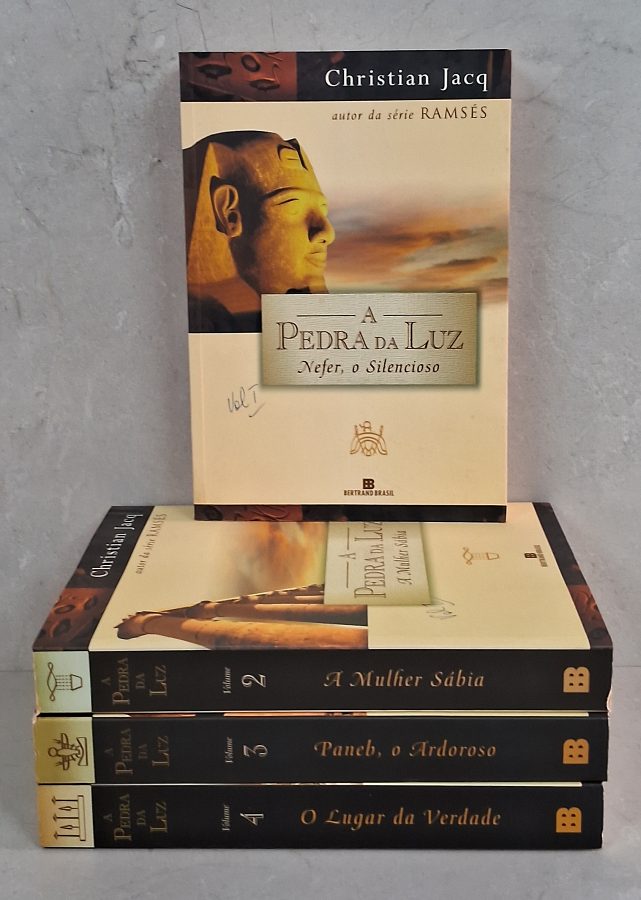 Série A Pedra da Luz completa, de Christian Jacq, com os 4 volumes: Nefer, o Silencioso, A Mulher Sábia, Paneb, o Ardoroso e O Lugar da Verdade.