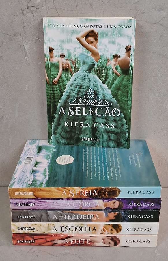 Série A Seleção, de Kiera Cass, com 6 livros usados ou seminovos. Romance juvenil, realeza, escolhas, intrigas e grandes emoções.