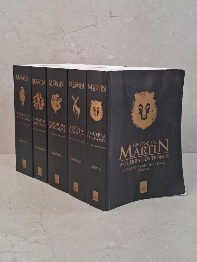 Série As Crônicas de Gelo e Fogo com 5 livros, de George R. R. Martin, em edição de bolso da Leya. Fantasia épica que inspirou Game of Thrones.