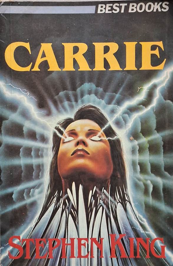 Livro Carrie, clássico do terror de Stephen King em edição da Nova Cultural de 1987. Conheça a obra sobre telecinese, suspense, violência e vingança.