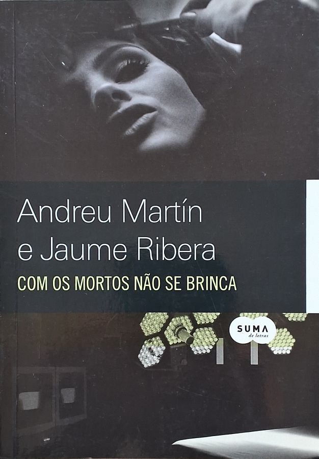 Livro Com os Mortos Não se Brinca, de Andreu Martín e Jaume Ribera: romance policial com mistério, investigação e suspense. Edição da Suma de Letras.