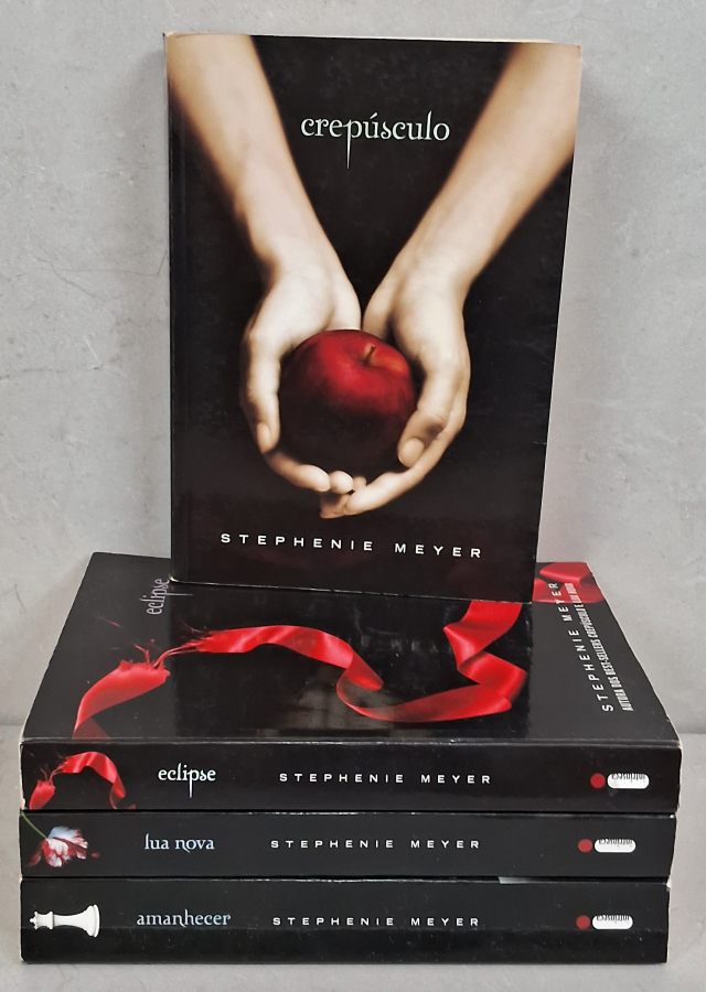 Série Crepúsculo completa com 4 livros de Stephenie Meyer: Crepúsculo, Lua Nova, Eclipse e Amanhecer.