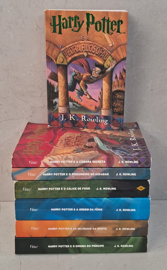 Série Harry Potter completa com 7 livros usados da Editora Rocco, escritos por J.K. Rowling. Uma coleção de fantasia, magia e aventura.