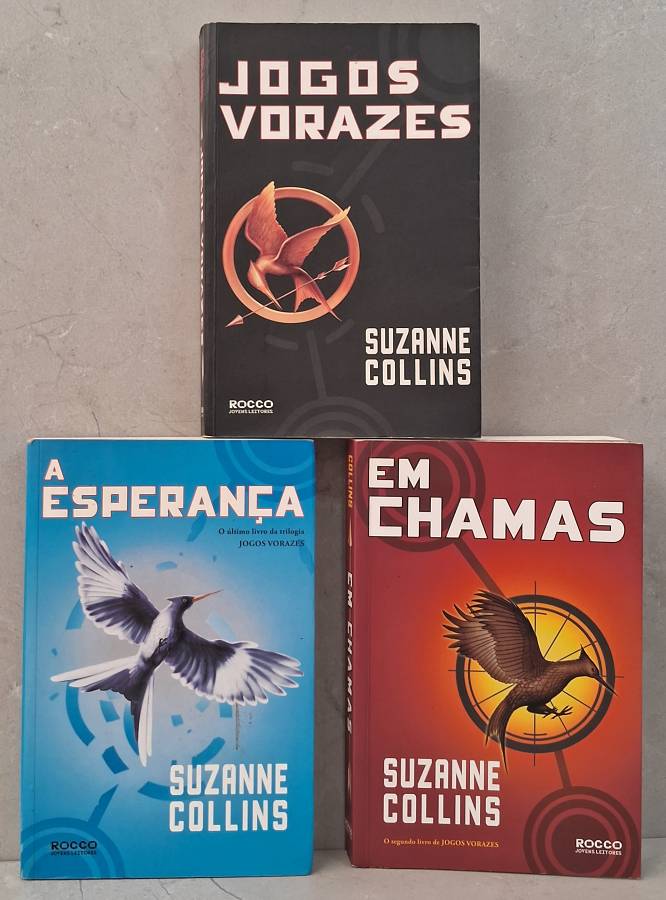 Trilogia Jogos Vorazes, de Suzanne Collins, com 3 livros da Rocco. Acompanhe Katniss em uma saga de distopia, sobrevivência, coragem e revolução.