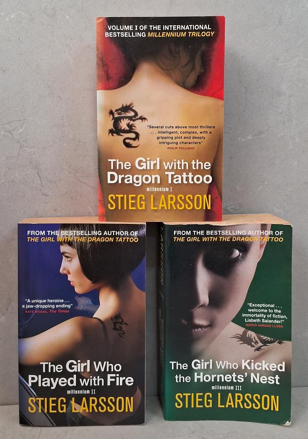 Millennium Trilogy, de Stieg Larsson, com 3 livros em inglês. Suspense policial com Lisbeth Salander, investigações, crimes e grandes conspirações.