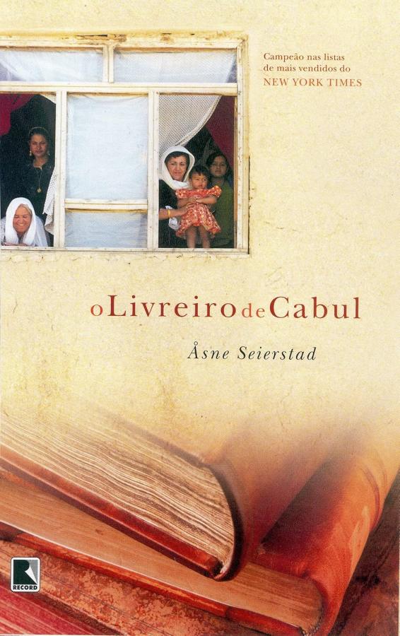 Livro O Livreiro de Cabul, de Åsne Seierstad, pela Record. Livro-reportagem sobre o Afeganistão pós-Talibã e o cotidiano da família de Sultan Khan.