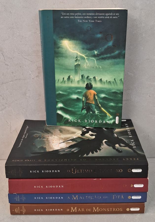 Série Percy Jackson e os Olimpianos com 5 livros de Rick Riordan, repleta de mitologia grega, fantasia, ação e grandes aventuras.