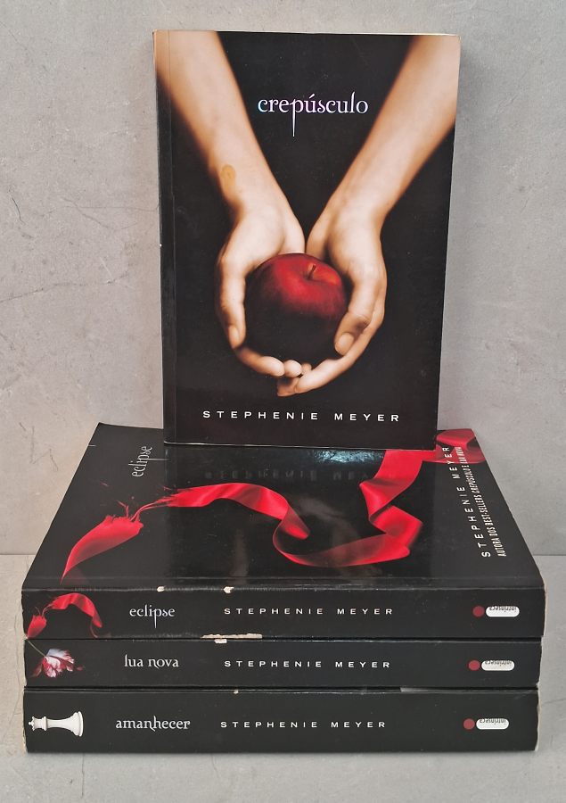 Série Crepúsculo completa com 4 livros de Stephenie Meyer: Crepúsculo, Lua Nova, Eclipse e Amanhecer, publicados pela Intrínseca.