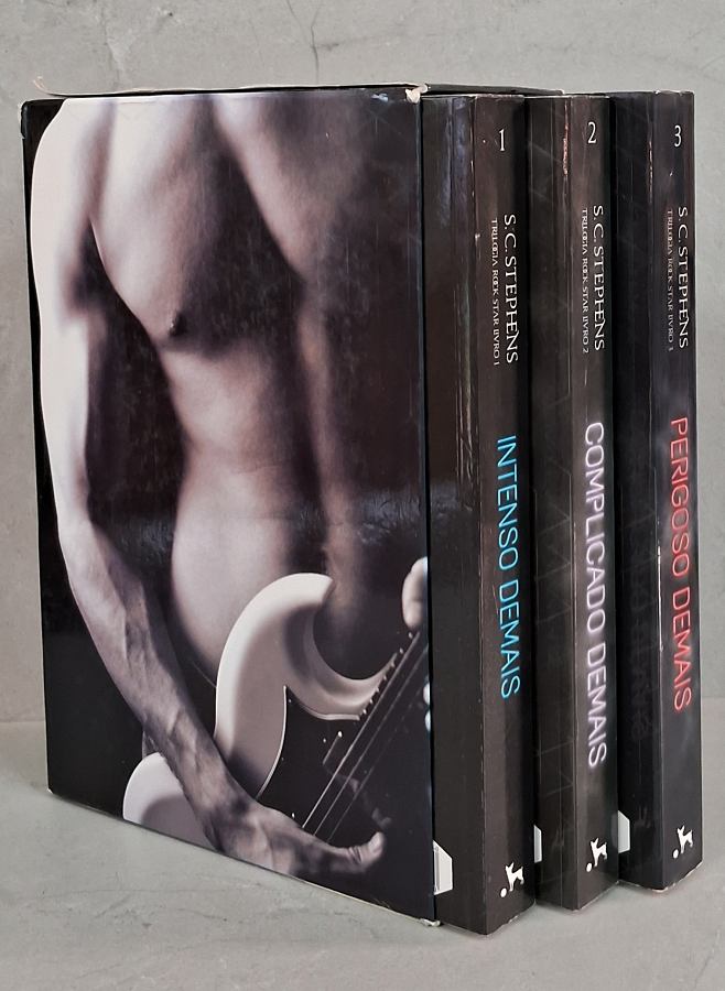 Trilogia Rock Star Scs 2 – Sebo & Livraria Trilogia Rock Star, de S. C. Stephens, com Intenso Demais, Complicado Demais e Perigoso Demais.